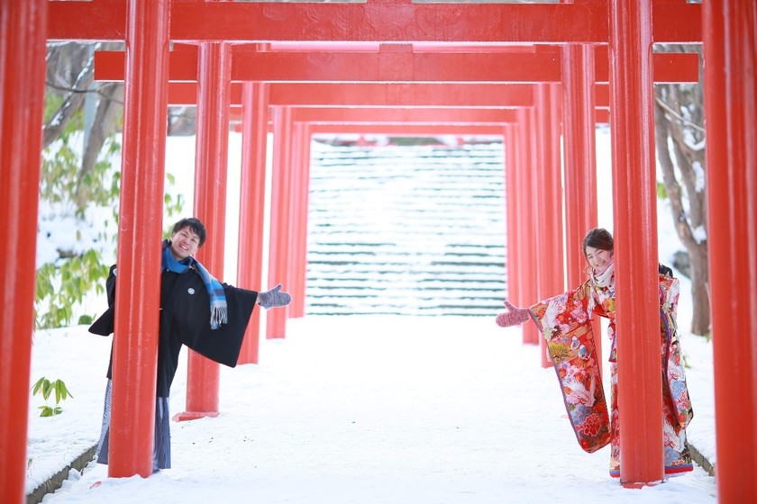 【21ショット】神社での撮影でカメラマンさんにお願いしたいウェディングフォト【総まとめ】にて紹介している画像