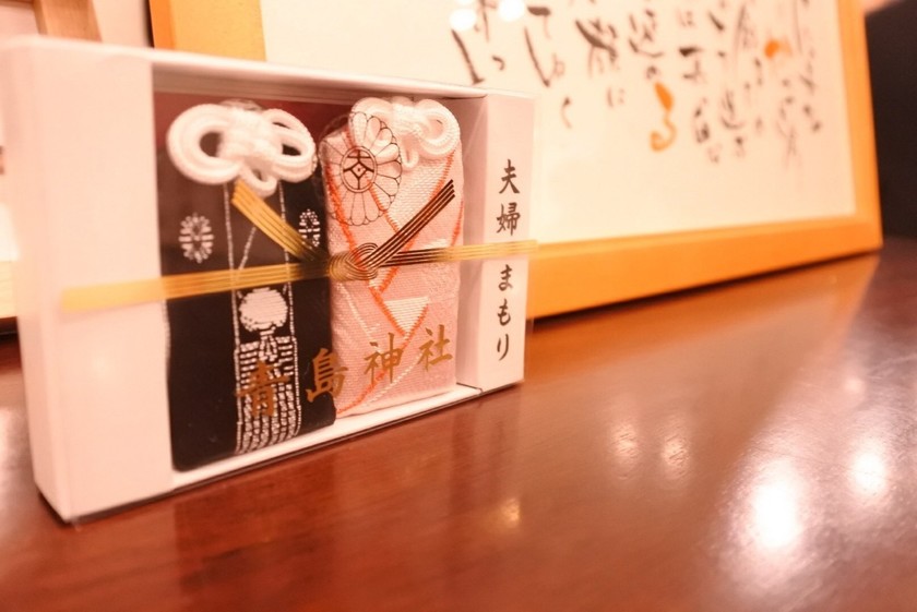 Why is the 'Couple's Amulet' at Aoshima Shrine, with its adorable pink design, so incredibly popular right now?にて紹介している画像