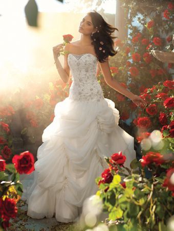 「真実の愛」を教えてくれたお姫様♡美女と野獣のゴージャスで美しいウェディング＊にて紹介している画像