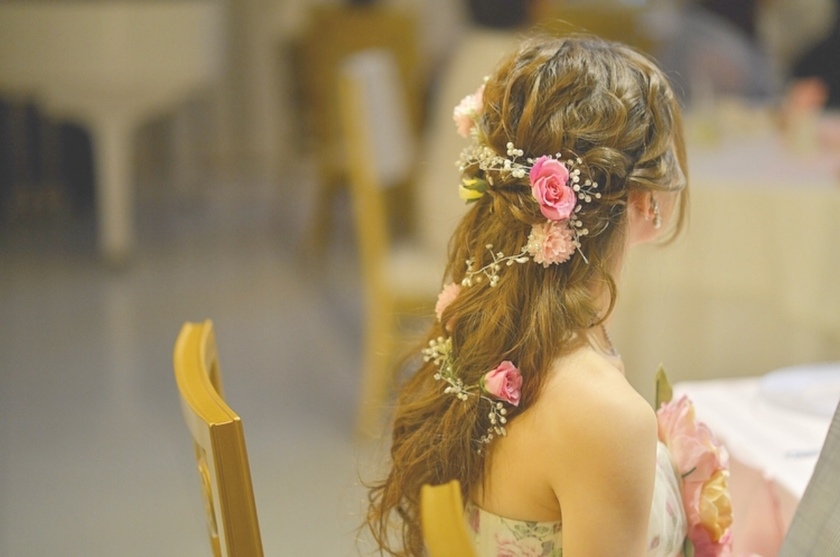 相性ばっちりの組み合わせ♡【小枝アクセサリー×お花】で作る可愛い花嫁ヘアまとめ♡にて紹介している画像