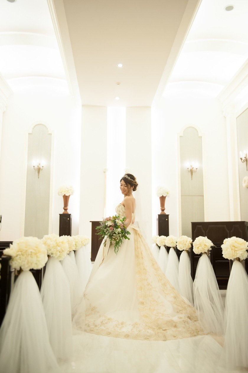 "Don't Forget to Include a Backshot of the Bride Showcasing Her Beautiful Train!"にて紹介している画像