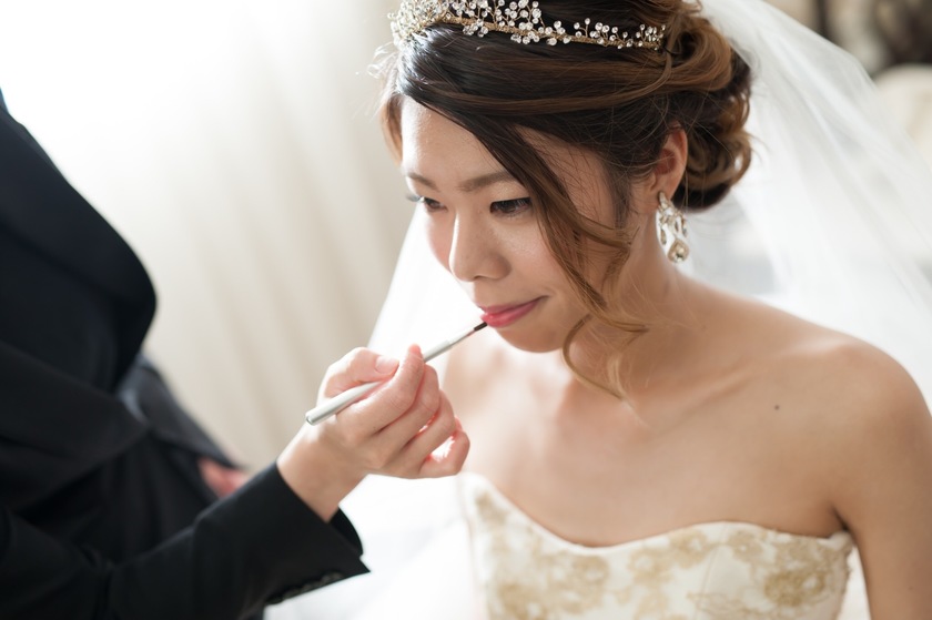 No More Panda Eyes! 4 Tips to Prevent Makeup From Smudging When You Cry at Your Weddingにて紹介している画像