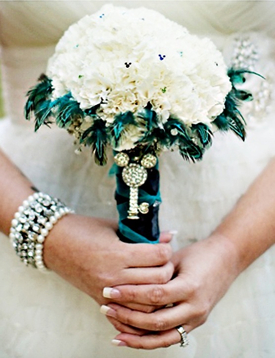 Infuse Your Bouquet with Special Touches: Adorable Flower Arrangements with Subtle Disney Motifs ♡にて紹介している画像