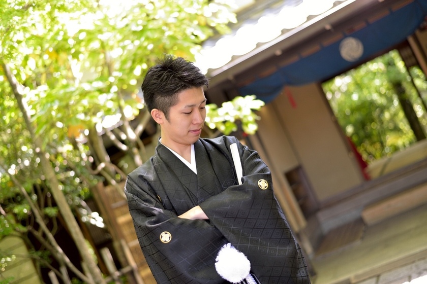 "Different Levels of Elegance in Colors!? Essential Trivia About the Groom's 'Montsuki Hakama'"にて紹介している画像