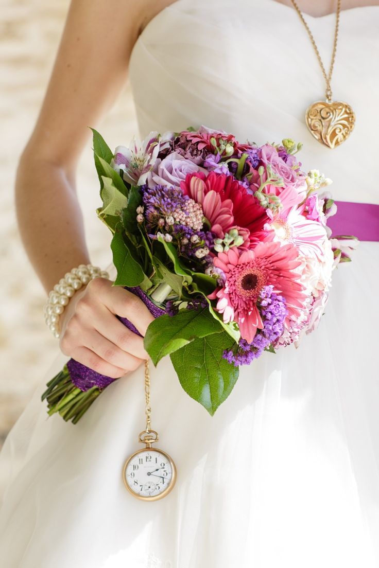 Infuse Your Bouquet with Special Touches: Adorable Flower Arrangements with Subtle Disney Motifs ♡にて紹介している画像