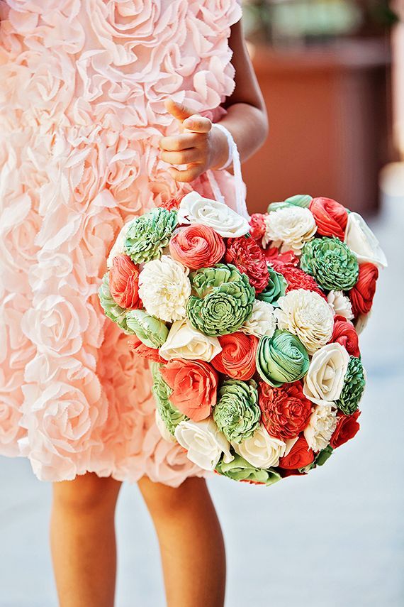 Infuse Your Bouquet with Special Touches: Adorable Flower Arrangements with Subtle Disney Motifs ♡にて紹介している画像