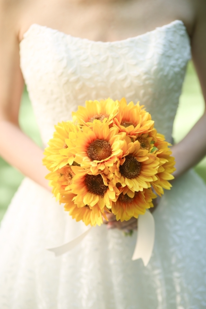 Super Cute Stylish Bouquets Crafted with Love: A Color-Coded Catalog of Clutch Bouquets ✳︎にて紹介している画像