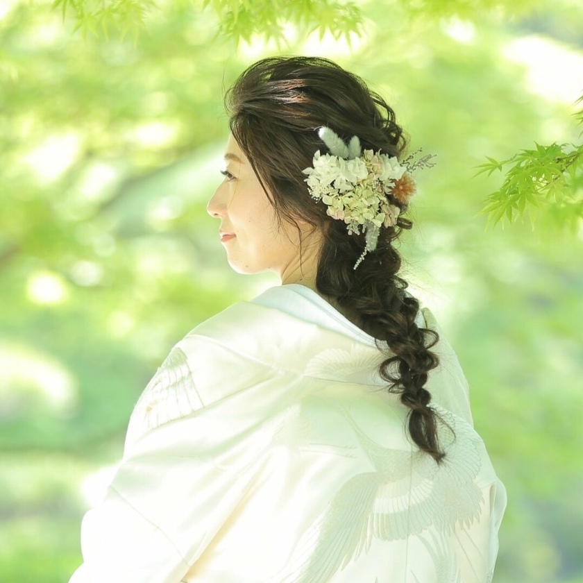 The Charm of Traditional Japanese Hairstyles Decorated with Dried Flowers in Muted Tones and Textures ♡にて紹介している画像