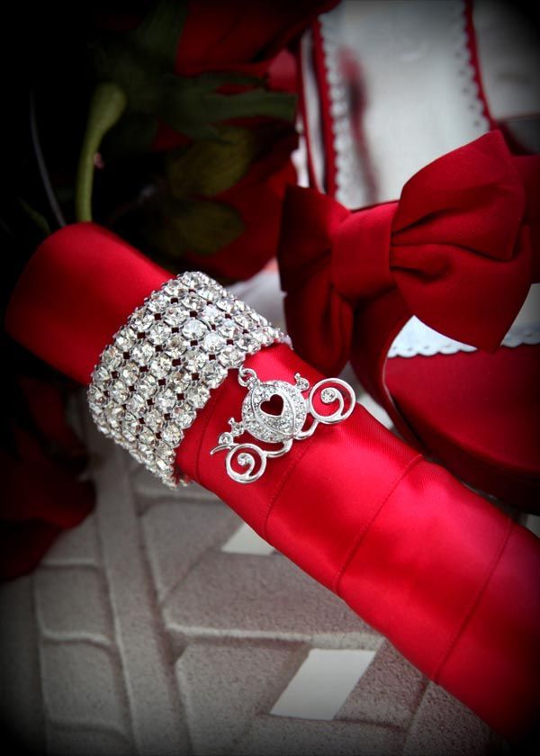 Infuse Your Bouquet with Special Touches: Adorable Flower Arrangements with Subtle Disney Motifs ♡にて紹介している画像