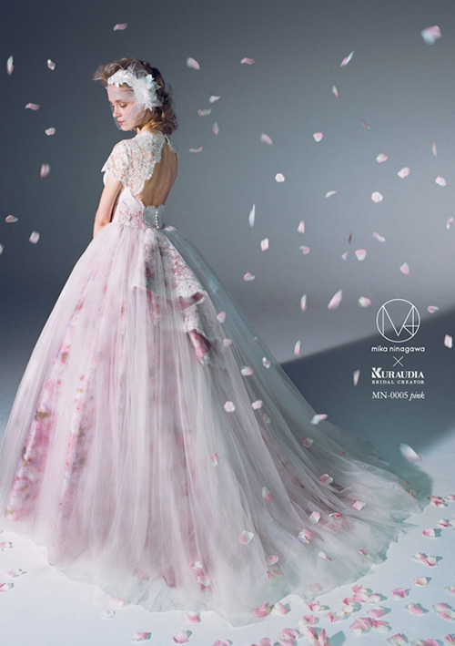 Like a Flower Garden! A Complete Reveal of 12 Newly Unveiled Wedding Dresses by Mika Ninagawa ♡にて紹介している画像