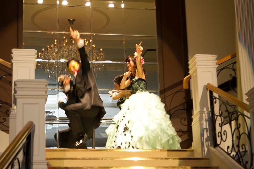 Unpredictable Fun! A Collection of Unique Newlywed Entrance Scenes Dedicated to Entertaining Guestsにて紹介している画像