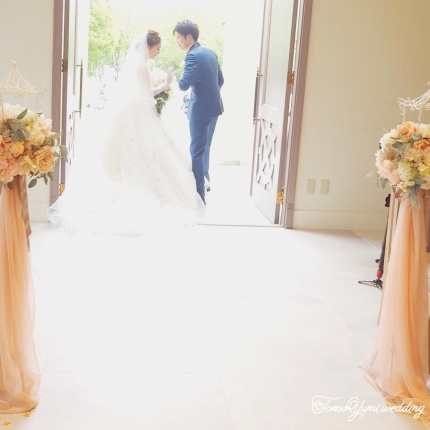 "Don't Forget to Include a Backshot of the Bride Showcasing Her Beautiful Train!"にて紹介している画像