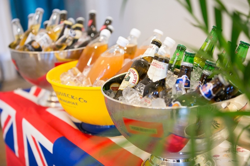 "Collecting Corks and Caps: A Trend Abroad for Counting Drinks at Parties for Cherished Memories ♩"にて紹介している画像