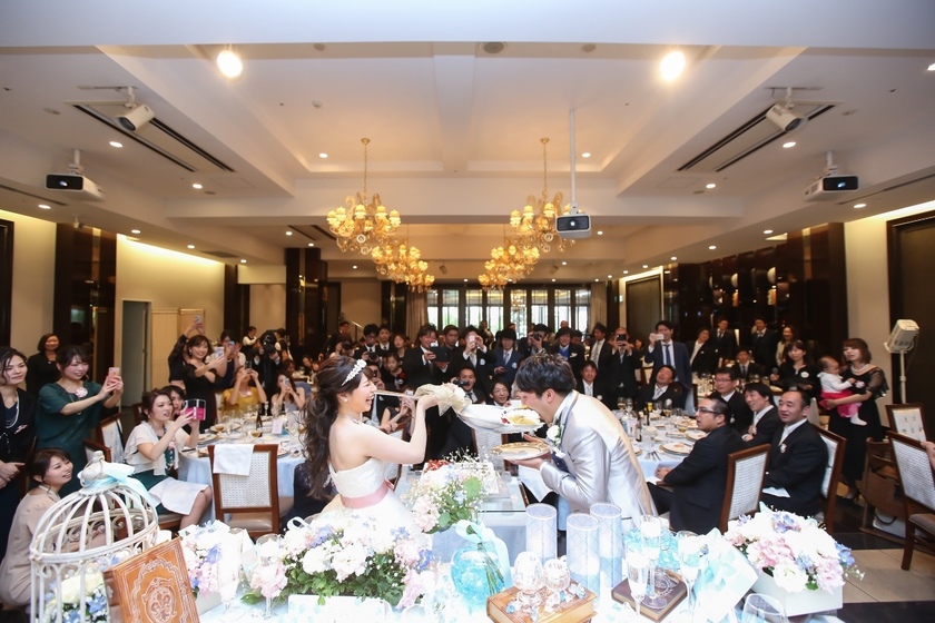 ゲストの姿がばっちり写る♡ファーストバイトは『高砂後ろ』からの構図で撮影してもらうのが正解！にて紹介している画像