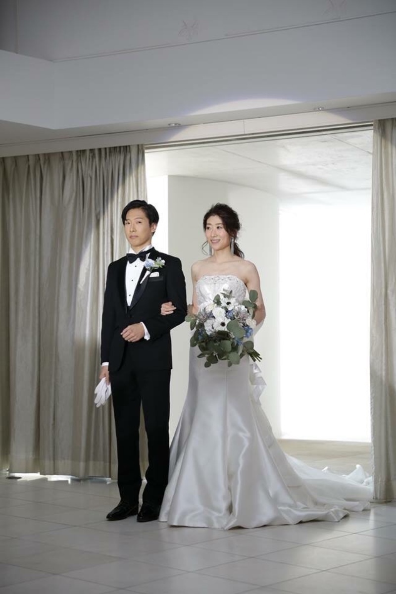 ＼劇的変化♡／先輩花嫁さんの〔ウェディングドレス➡カラードレスへのお色直し写真〕が参考になる＊にて紹介している画像