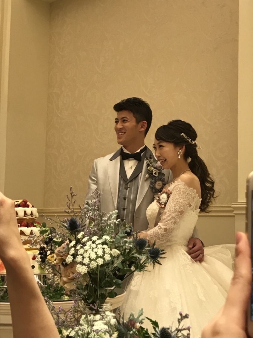 Fluffy at the Back, Sleek at the Front: The Cutest Hair Arrangement Right Now is the Low Ponytail! ♡にて紹介している画像