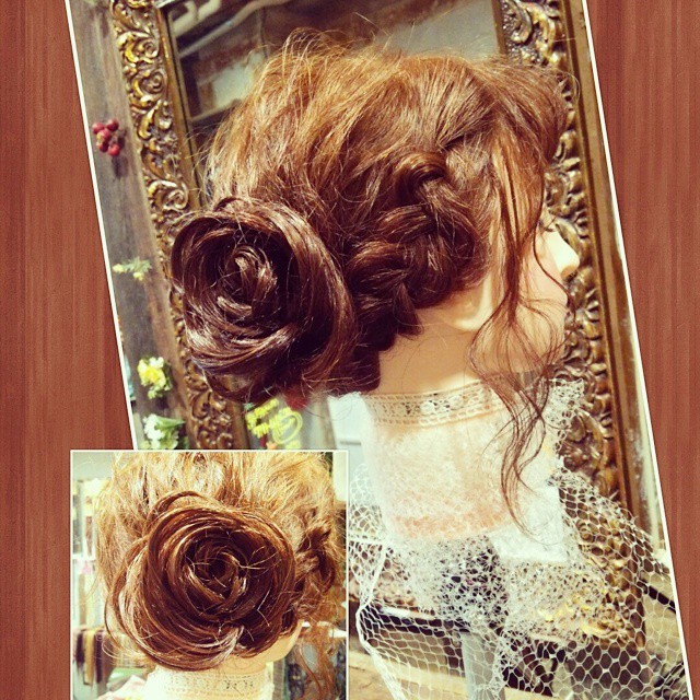 Amazing! Discovered a Bride with Trendy 'Rose Hair' on Instagram♡にて紹介している画像