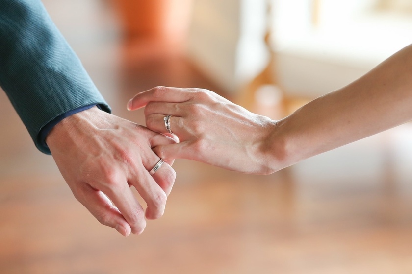 買った日？入籍日？挙式日？ 夫婦の愛の証〔結婚指輪〕をつけはじめるタイミング問題＊にて紹介している画像