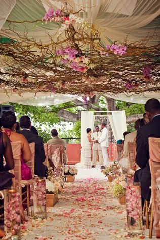 "Becoming Princess Aurora from 'Sleeping Beauty' ♡ A Delightfully Charming Disney Wedding!!"にて紹介している画像