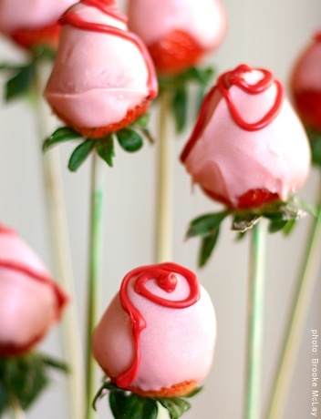 "Becoming Princess Aurora from 'Sleeping Beauty' ♡ A Delightfully Charming Disney Wedding!!"にて紹介している画像