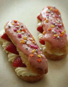 Cute♡ A Collection of Adorable Eclair Imagesにて紹介している画像