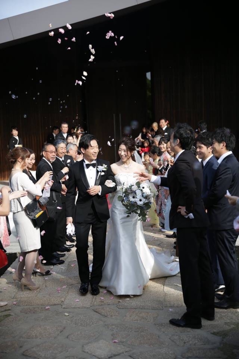 "Pictures of the Bride and Groom Together: Examples of Tuxedos to Match Wedding Dresses*"にて紹介している画像