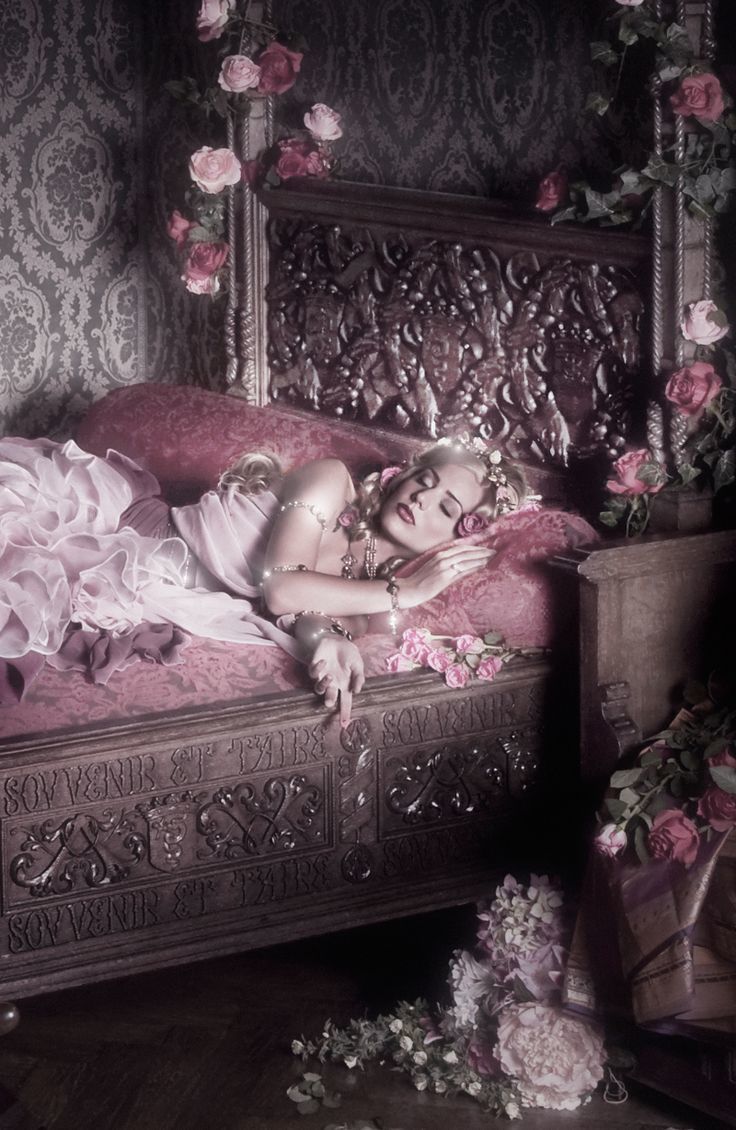 "Becoming Princess Aurora from 'Sleeping Beauty' ♡ A Delightfully Charming Disney Wedding!!"にて紹介している画像