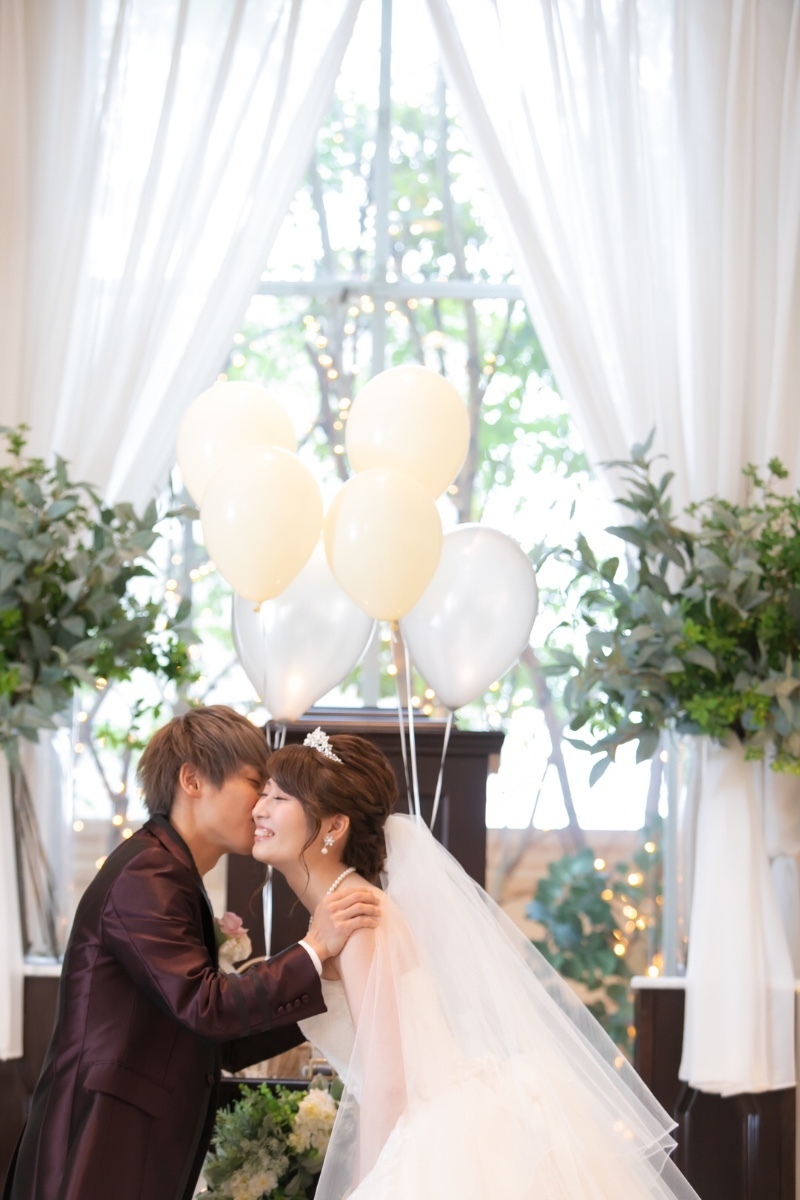 "30 Adorable Balloon Decorating Ideas for Wedding Venues: A Collection of Charming Spaces"にて紹介している画像