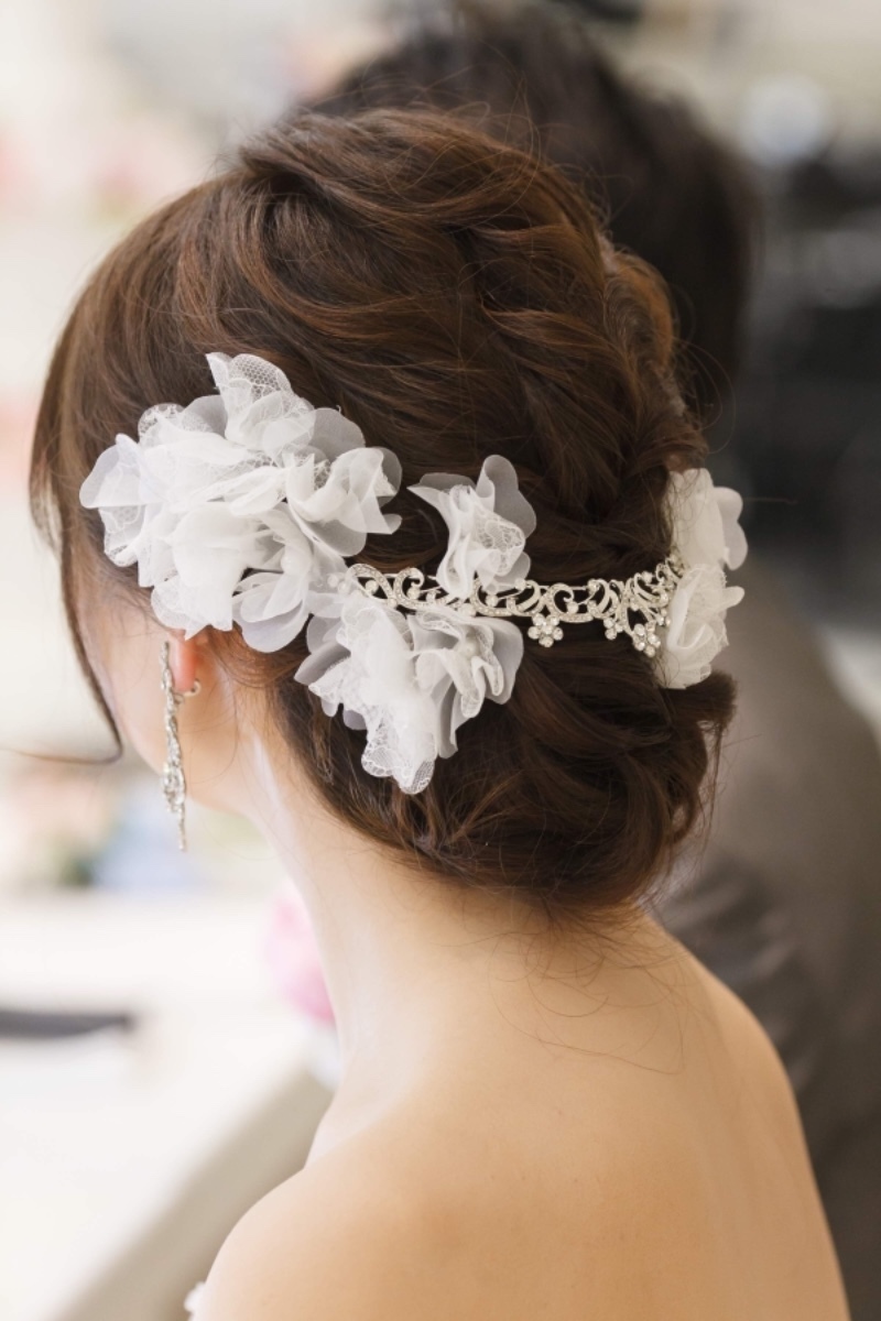 挙式後にプチお色直し！【披露宴入場時限定スタイル】はどうやって作ると印象が変わる？にて紹介している画像