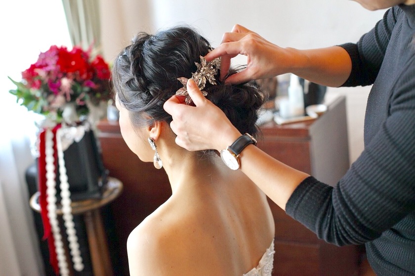 挙式後にプチお色直し！【披露宴入場時限定スタイル】はどうやって作ると印象が変わる？にて紹介している画像