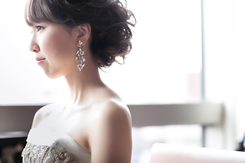 时尚婚礼发型♡可爱的婚纱面纱搭配发髻部分♩にて紹介している画像