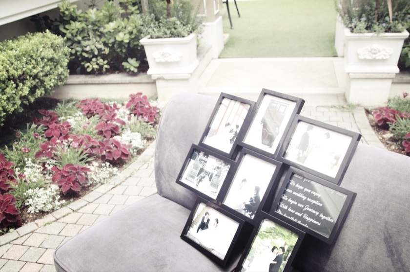 No Clutter Allowed! The Key to Creating a Stylish Welcome Space is to Make Photos the Main Focus.にて紹介している画像