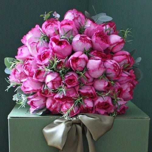 Smile Blooming with Full Blossoms: Spring-Colored Bouquets Recommended by Double Flower!にて紹介している画像