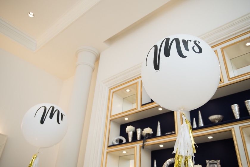 Chic and Not Childish ♩ Simple and Stylish "Mr. & Mrs." Balloons That Look Cute Whether Held or Displayed ♡にて紹介している画像