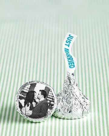 "Make Your Thank You to Guests Even Cuter! Custom Kiss Chocolates Are All the Rage for Thank You Gifts ♡"にて紹介している画像