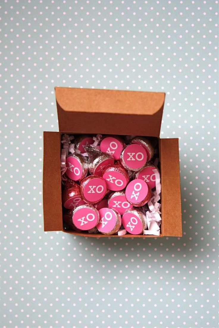 "Make Your Thank You to Guests Even Cuter! Custom Kiss Chocolates Are All the Rage for Thank You Gifts ♡"にて紹介している画像