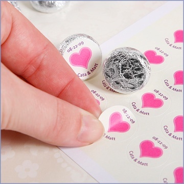 "Make Your Thank You to Guests Even Cuter! Custom Kiss Chocolates Are All the Rage for Thank You Gifts ♡"にて紹介している画像