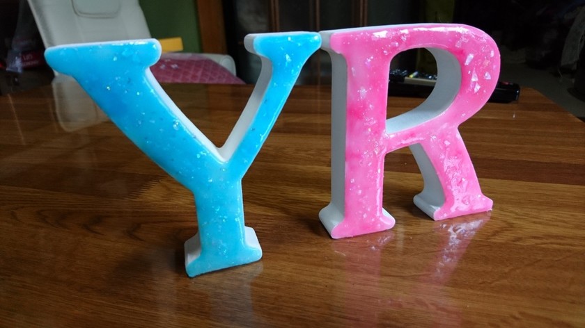 私たちらしい、オリジナル！新郎新婦の手作り〔イニシャルオブジェ〕のデザインまとめにて紹介している画像