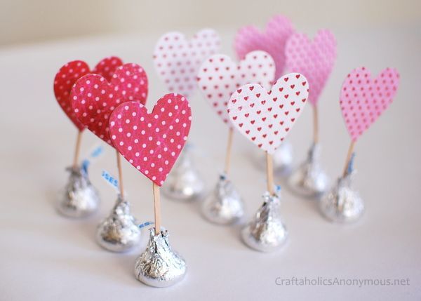 "Make Your Thank You to Guests Even Cuter! Custom Kiss Chocolates Are All the Rage for Thank You Gifts ♡"にて紹介している画像