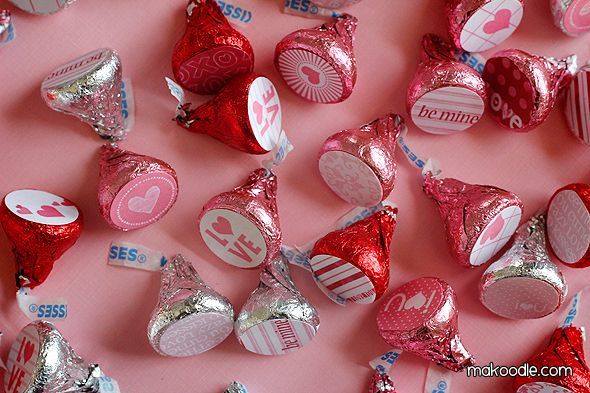 "Make Your Thank You to Guests Even Cuter! Custom Kiss Chocolates Are All the Rage for Thank You Gifts ♡"にて紹介している画像