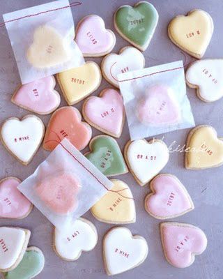 "Make Your Thank You to Guests Even Cuter! Custom Kiss Chocolates Are All the Rage for Thank You Gifts ♡"にて紹介している画像