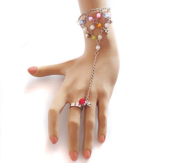 "Add Splendor Like a Princess: Shoulder Necklaces That Illuminate the Star of the Show"にて紹介している画像