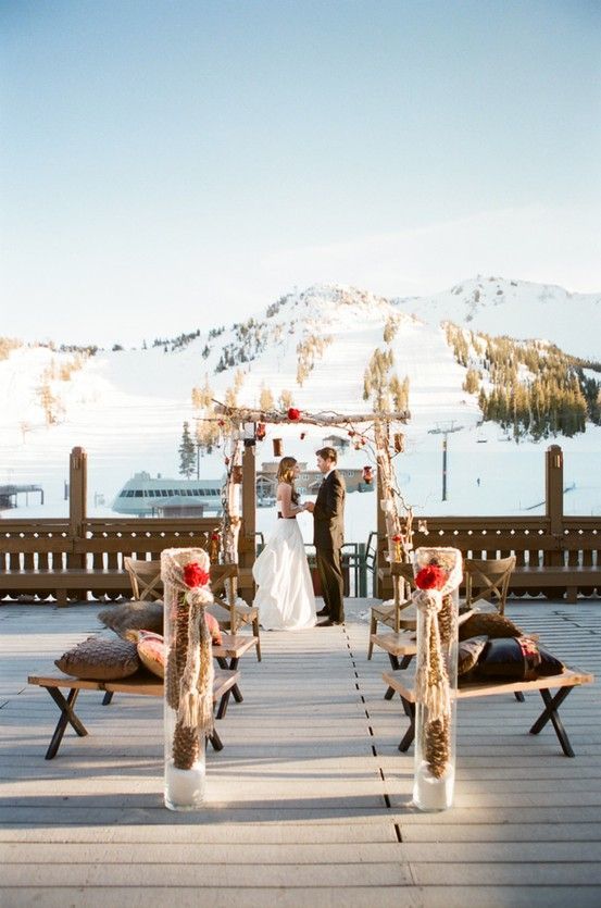 "Romantic Overseas Winter Weddings to Imitate When It Snows: A Snow Wedding Inspiration"にて紹介している画像
