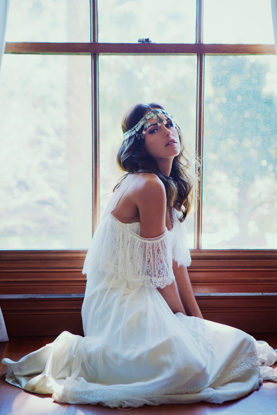 "Add Splendor Like a Princess: Shoulder Necklaces That Illuminate the Star of the Show"にて紹介している画像