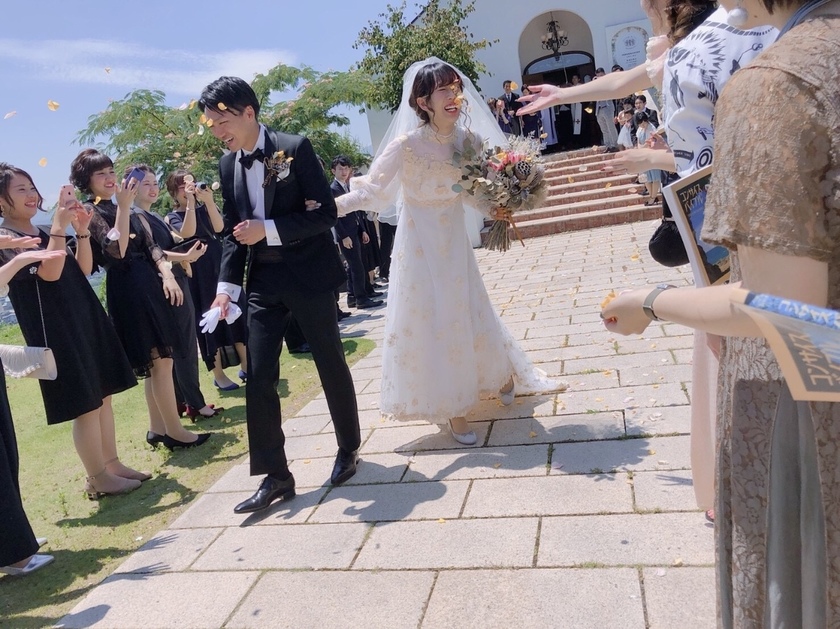 "Pictures of the Bride and Groom Together: Examples of Tuxedos to Match Wedding Dresses*"にて紹介している画像