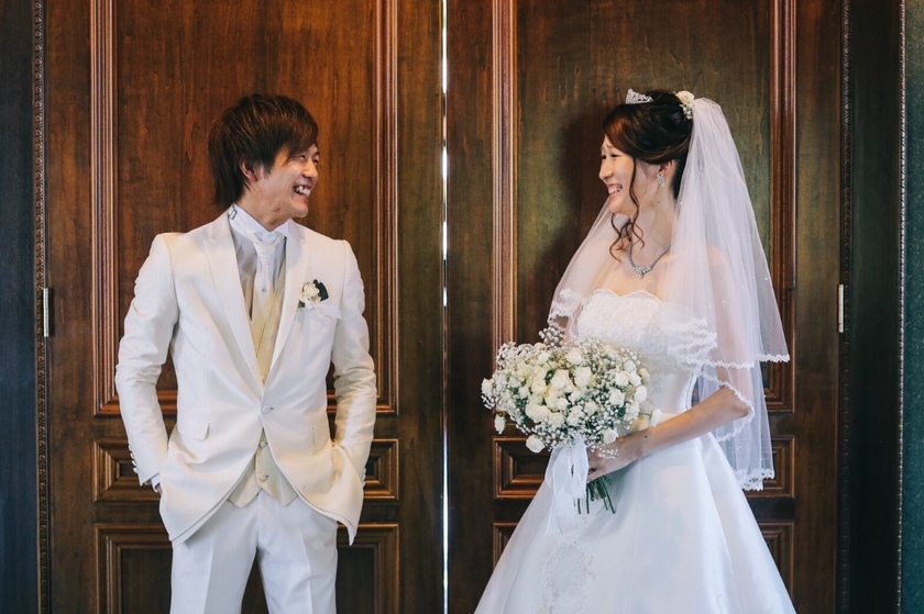 "Pictures of the Bride and Groom Together: Examples of Tuxedos to Match Wedding Dresses*"にて紹介している画像