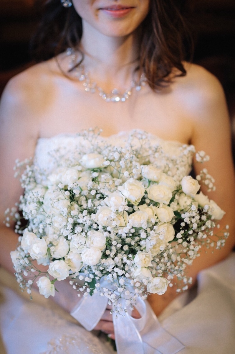 So Cute It Melts Your Heart♡ A Collection of Inspirational Pics from Instagram’s Senior Brides Holding "Baby's Breath Bouquets"*にて紹介している画像