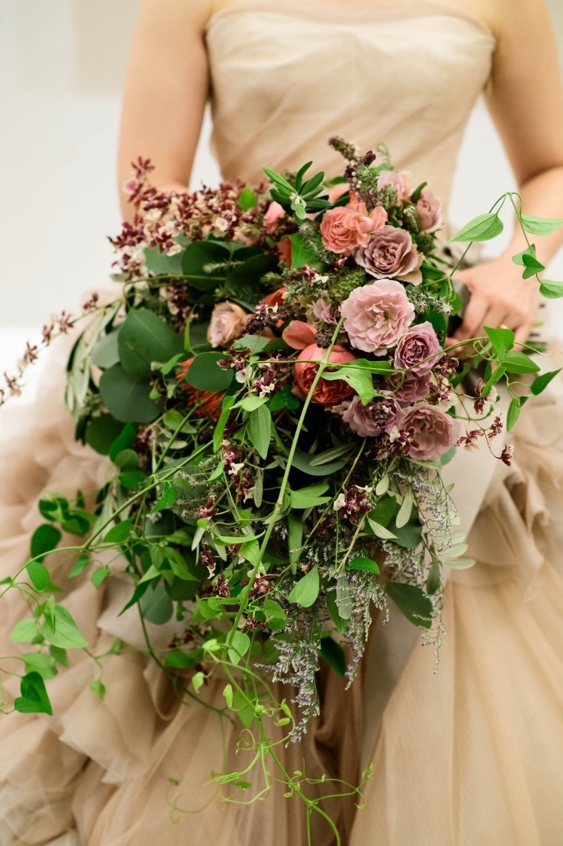 Transforming the Wedding Ceremony: 10 Elegant and Stylish "Second Look Bouquets" for a Mature Touchにて紹介している画像