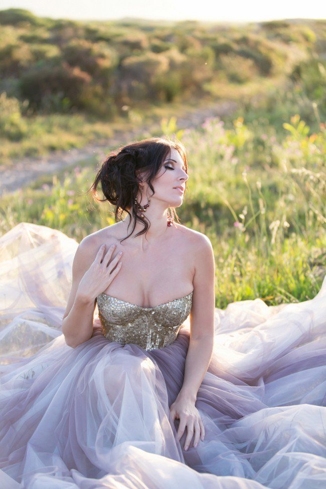 "Like Being Under a Spell: Adorably Sparkling Dresses with Glitter!"にて紹介している画像