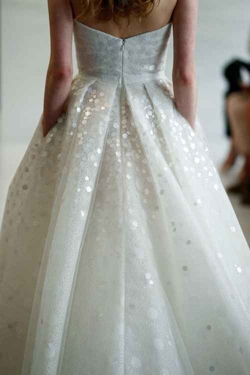"Like Being Under a Spell: Adorably Sparkling Dresses with Glitter!"にて紹介している画像